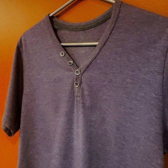 👕Men's medium sized navy V👕 neck - Picture 2 of 4